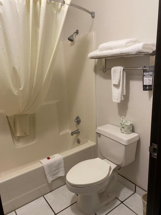 Hotel Super 8 By Wyndham Independence Ia Esterno foto