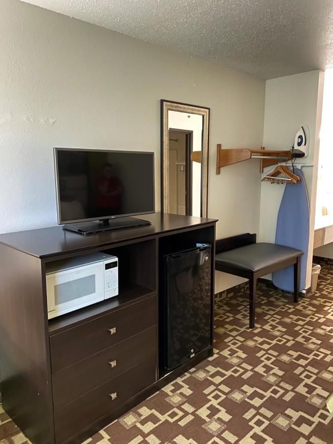 Hotel Super 8 By Wyndham Independence Ia Esterno foto