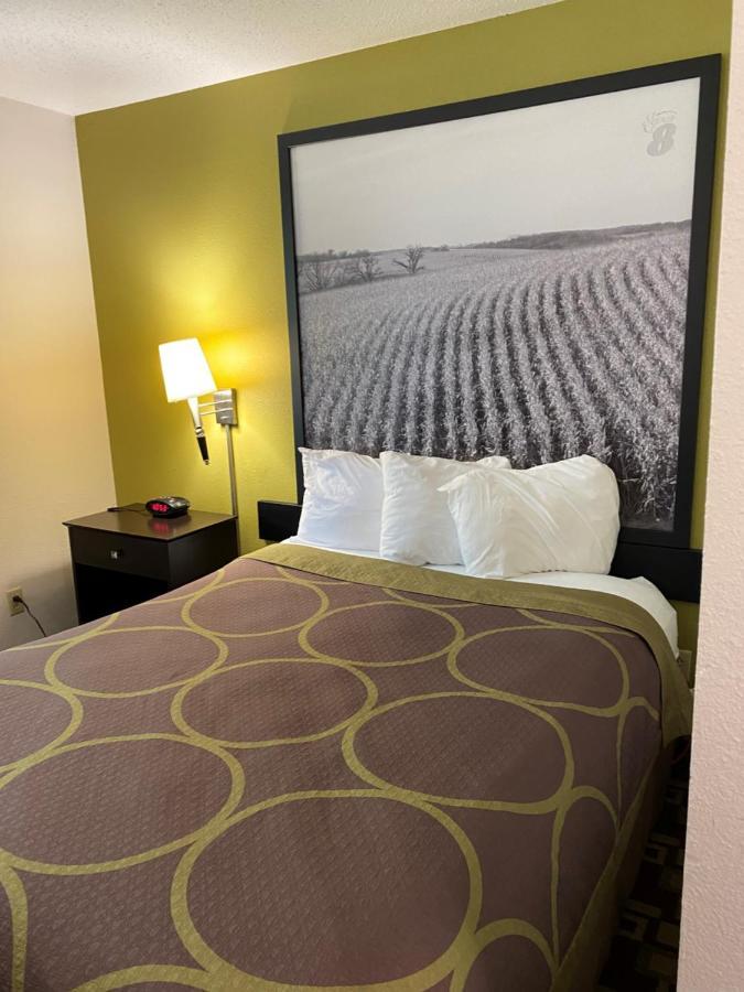 Hotel Super 8 By Wyndham Independence Ia Esterno foto