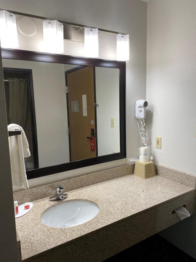 Hotel Super 8 By Wyndham Independence Ia Esterno foto