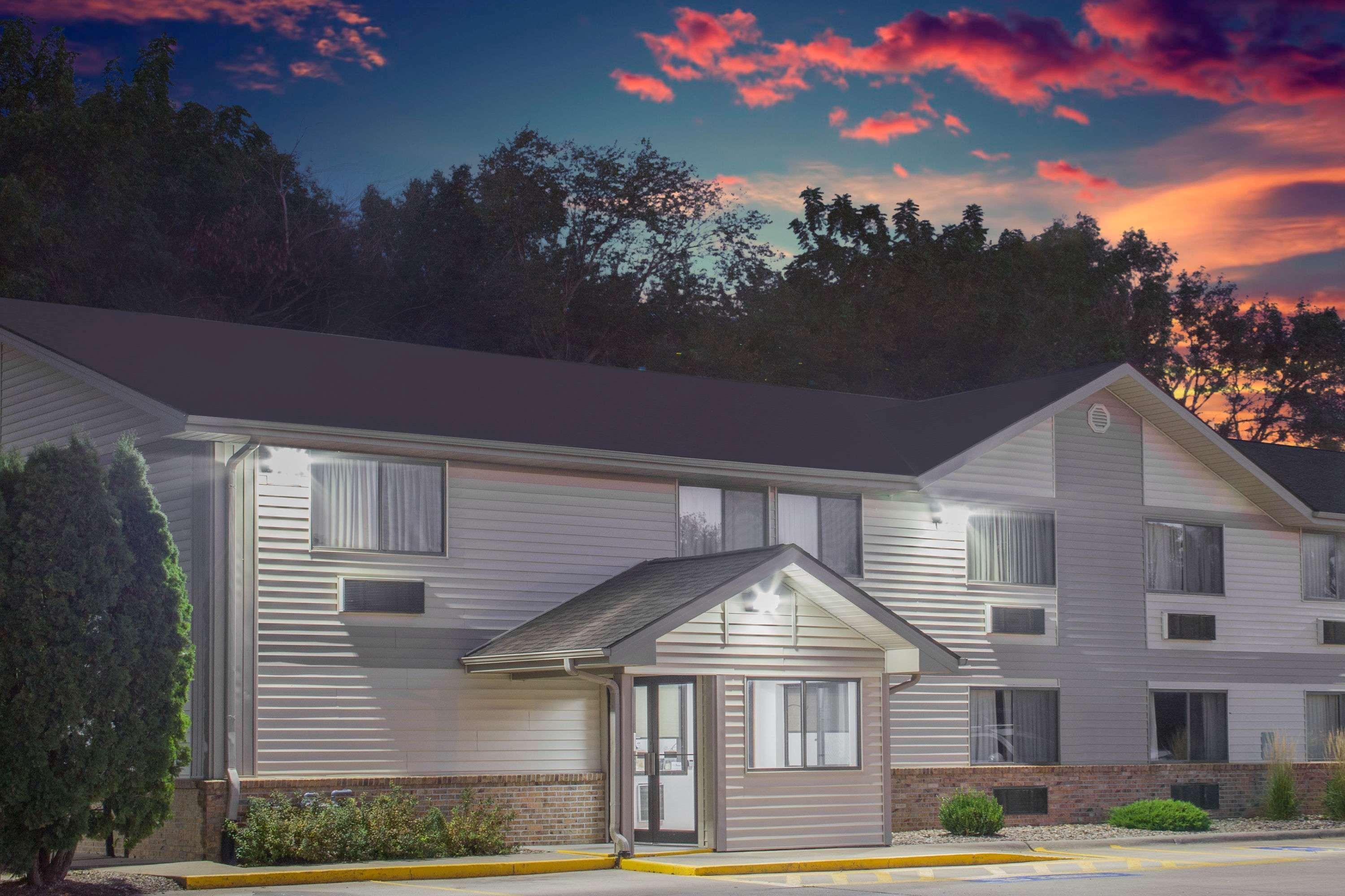 Hotel Super 8 By Wyndham Independence Ia Esterno foto